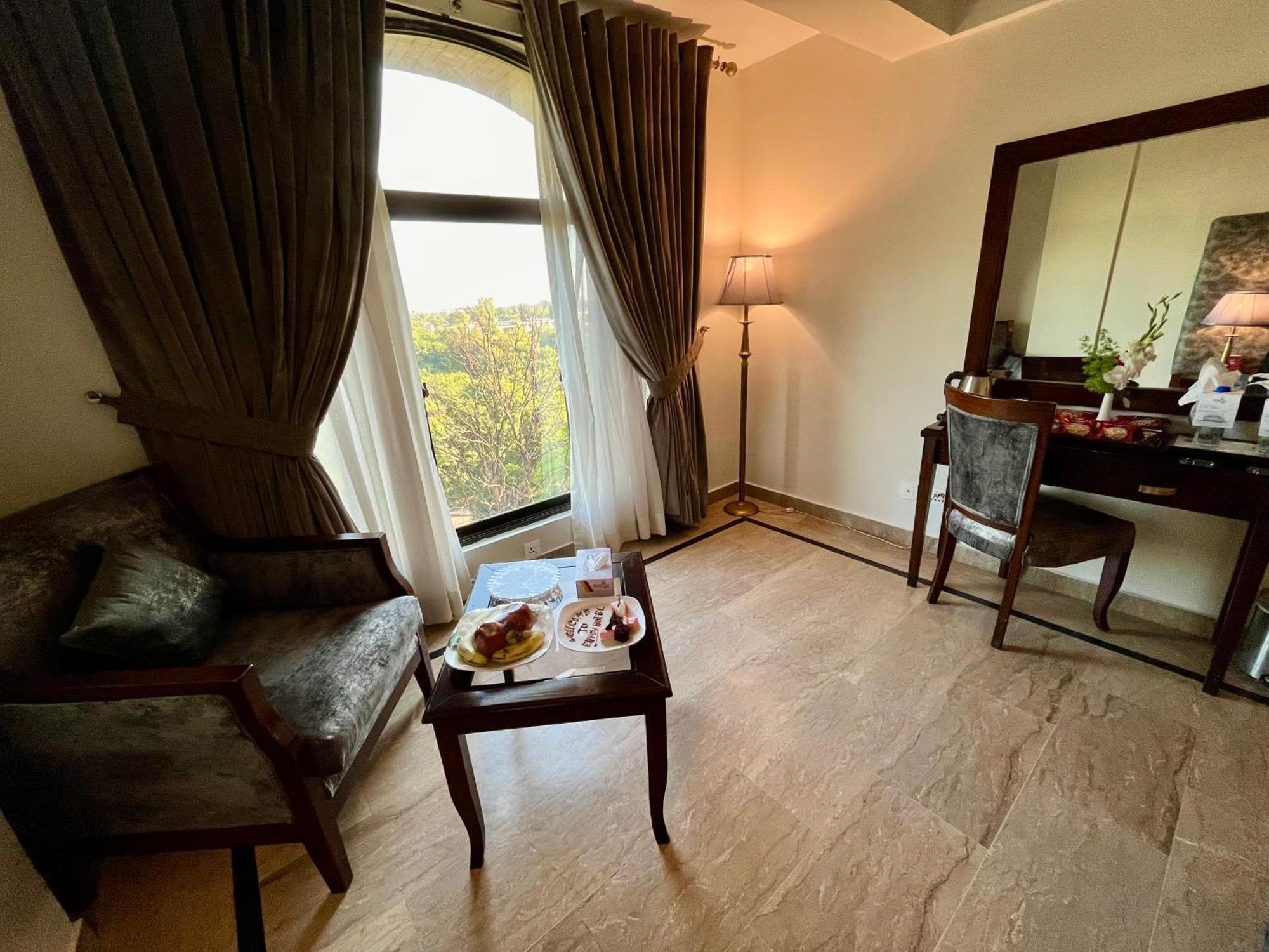 Envoy Continental Hotel อิสลามาบัด ภายนอก รูปภาพ