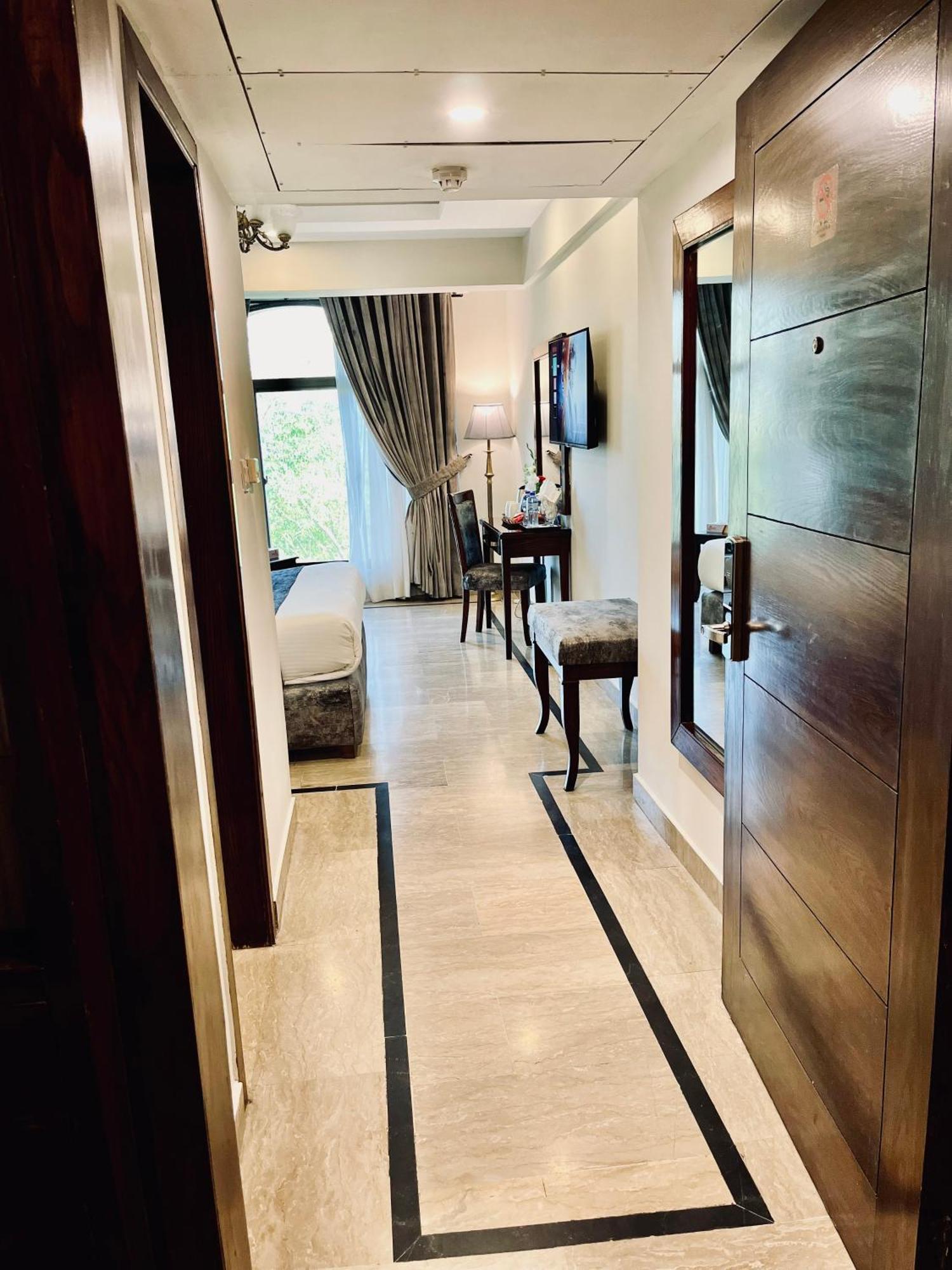 Envoy Continental Hotel อิสลามาบัด ภายนอก รูปภาพ