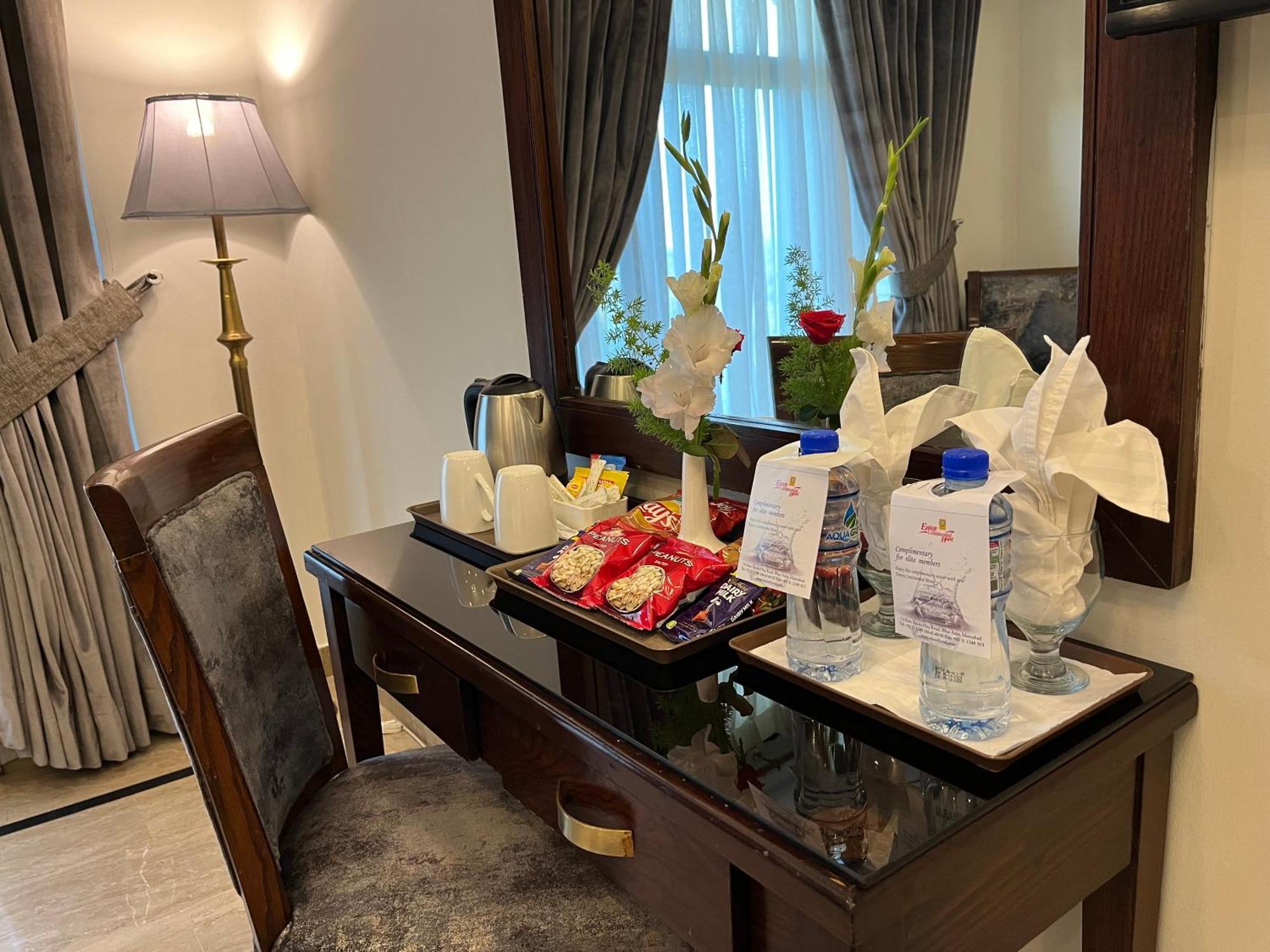 Envoy Continental Hotel อิสลามาบัด ภายนอก รูปภาพ